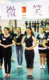 服務大運會90后沖在前——記者探班大運會禮儀志愿者廣告設計